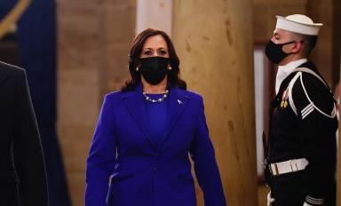 Kamala Harris hace historia al jurar como vicepresidenta de EE.UU.