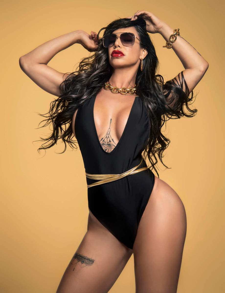 Lis Vega  ¡Candente! en Calendario 2021