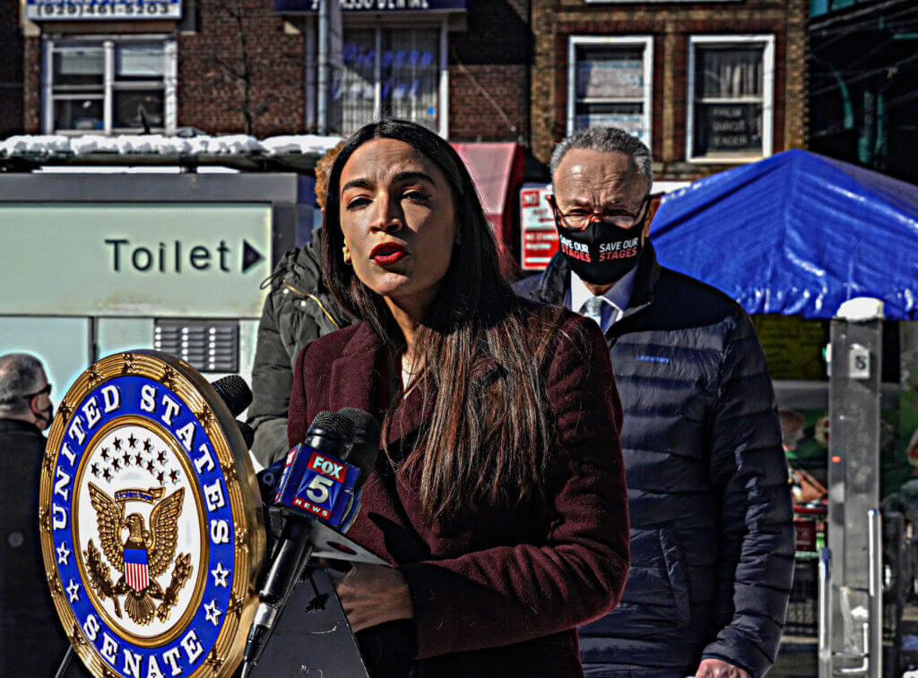 Schumer y AOC anuncian $2 mil millones en ayuda para gastos funerarios por COVID