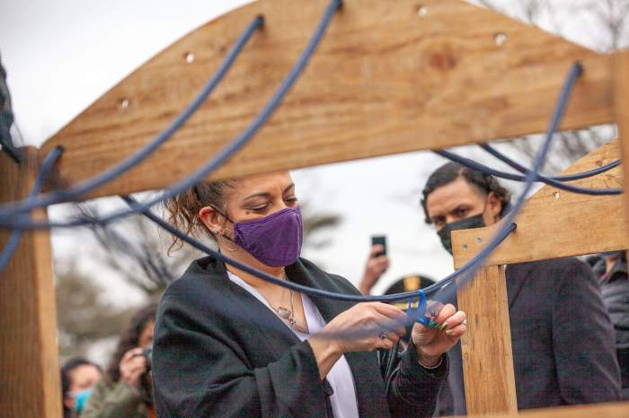 Primer año de COVID-19: Condado de Suffolk inaugura memorial en recuerdo de víctimas