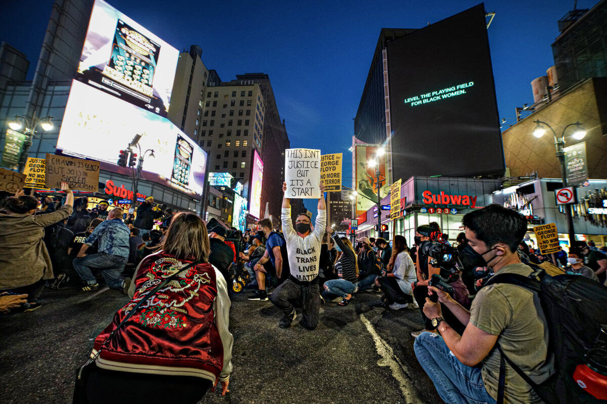 Marcha por la justicia continuó en Manhattan a pesar de que el policía que mato al afroamericano George Floyd fue declarado culpable