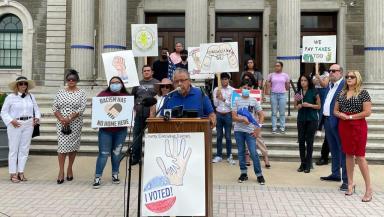 Líderes hispanos del condado de Nassau denuncian actos discriminatorios por la Ejecutiva Curran