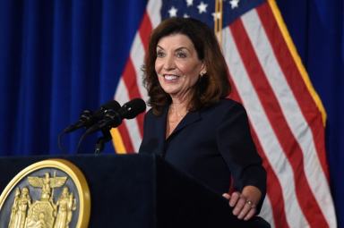 Gobernadora Hochul emite mandato universal de máscaras para las escuelas de Nueva York y que maestros se vacunen o se realicen prueba