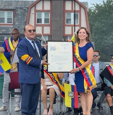 Asambleísta estatal Jessica González-Rojas asiste al Desfile de la Independencia Ecuatoriana