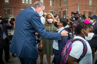 ‘Bienvenidos de nuevo. Estamos listos». Estudiantes de escuelas públicas de la ciudad de Nueva York regresan a las aulas