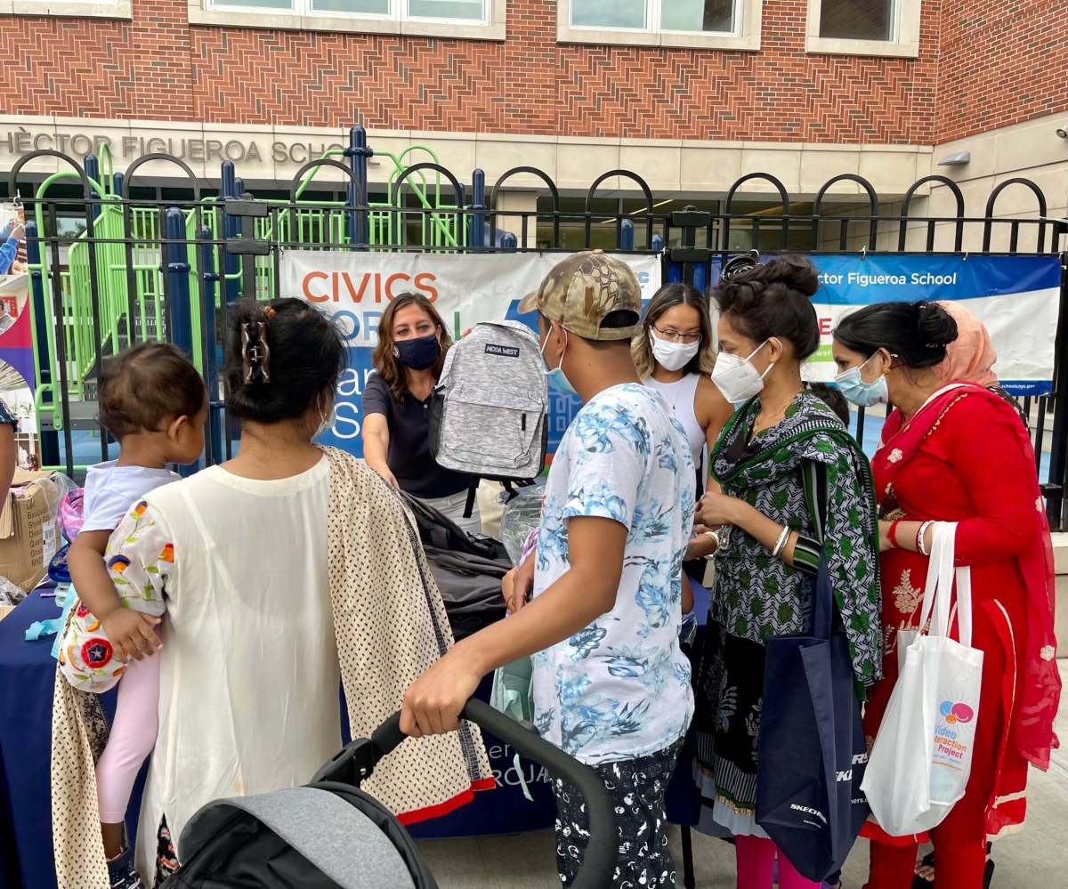 Asambleísta hispana distribuyó cerca de 500 mochilas en Queens a tiempo para el regreso a clases