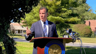 Congresista Suozzi pide a Biden una reforma migratoria y asistencia educativa para Long Island