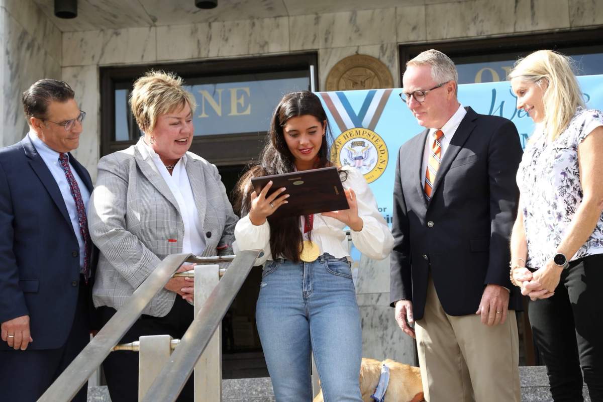 Town de Hempstead otorgan la 'Llave de la Ciudad' a campeona paralímpica Anastasia Pagonis