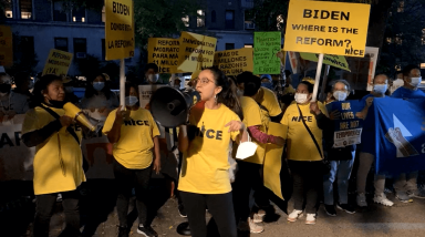 Inmigrantes duermen frente a la casa del senador Schumer para exigir la reforma migratoria