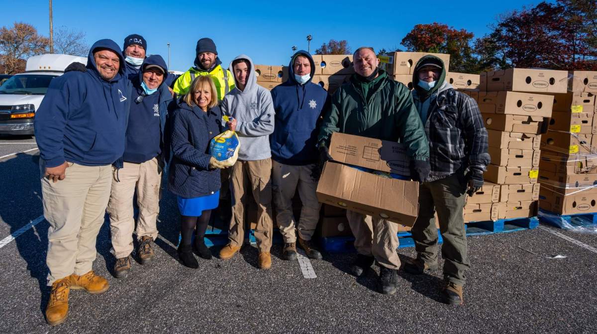 Islip distribuye más de 800 cenas de pavo para ‘Thanksgiving’