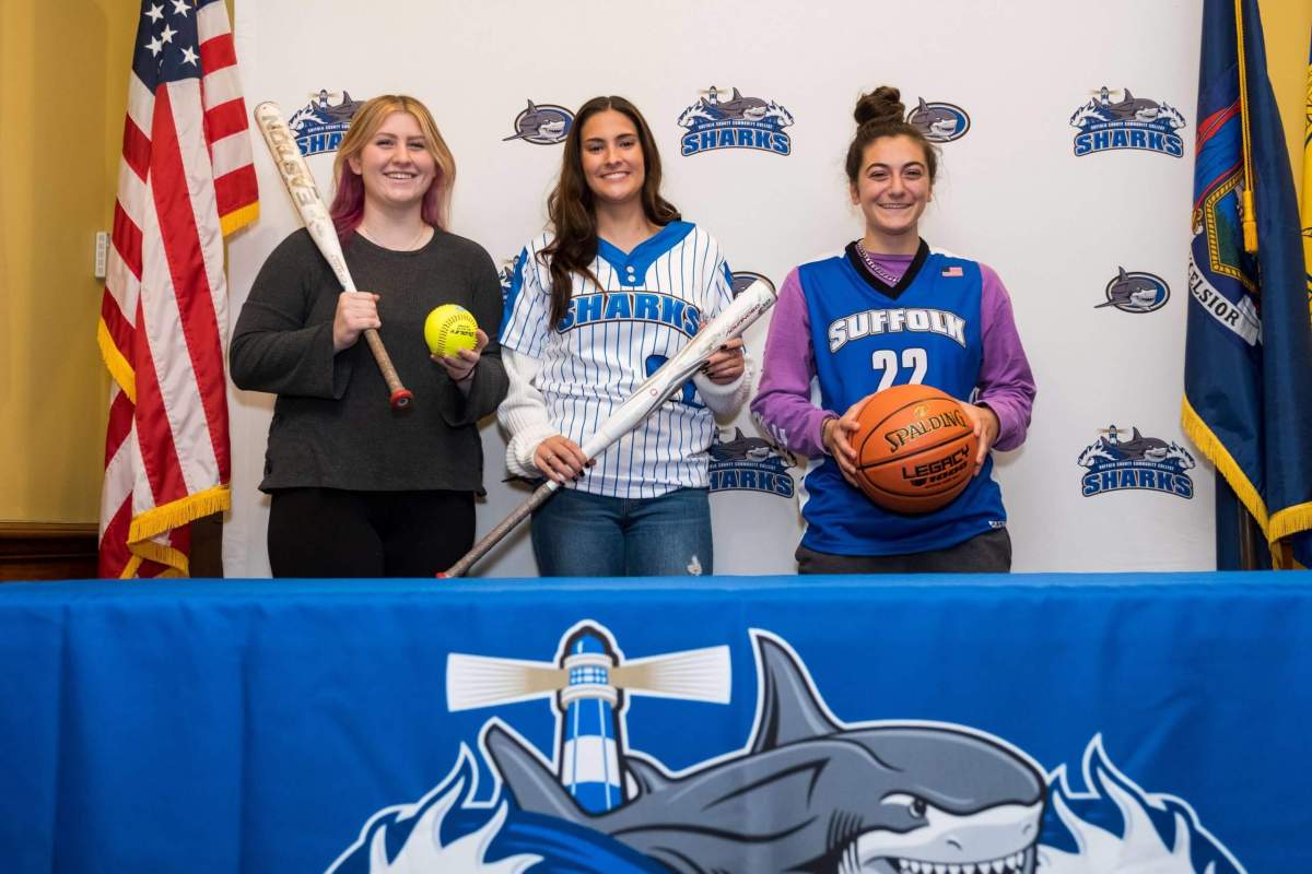 Destacadas atletas de secundaria estudiarán y jugarán en Suffolk County Community College