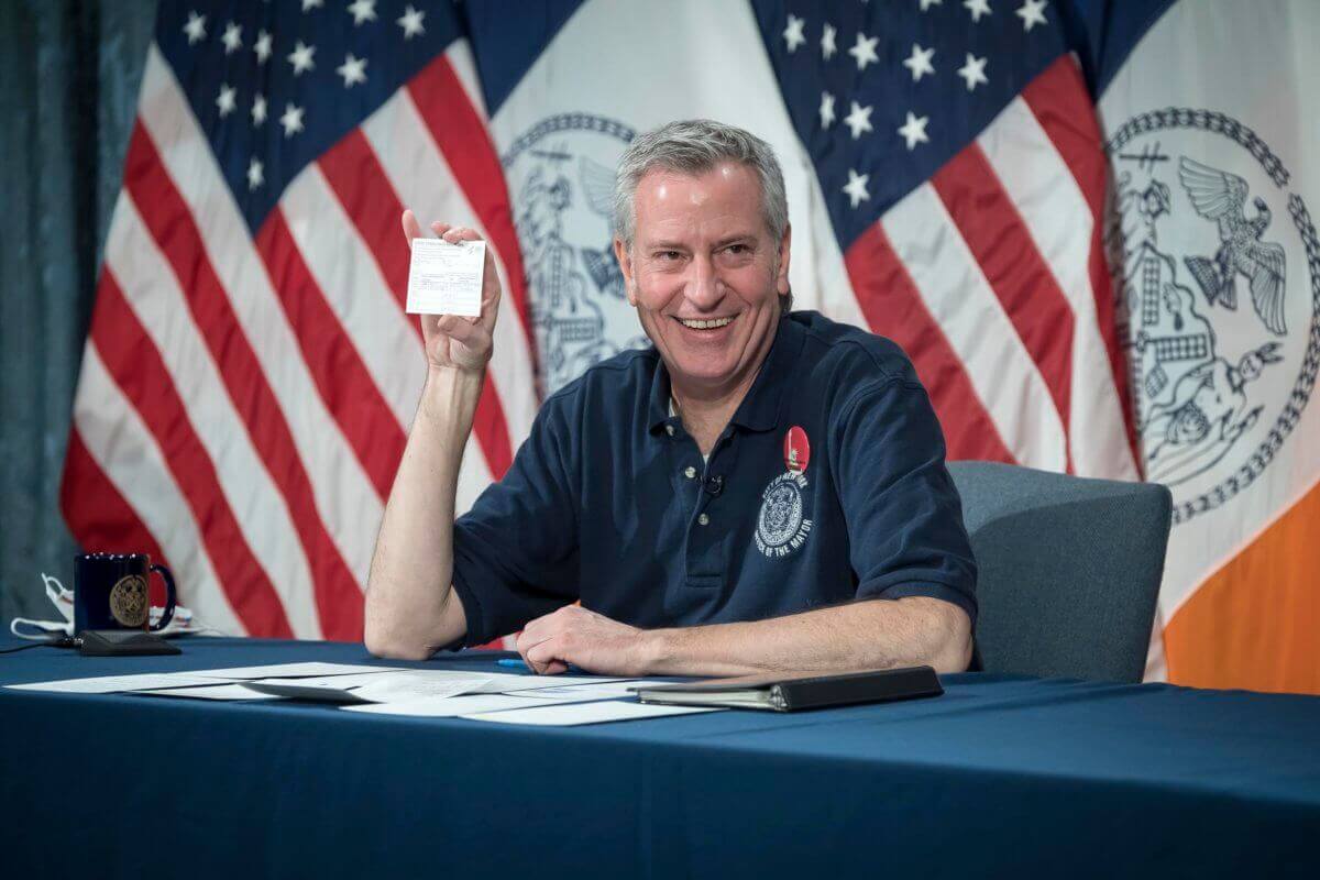 De Blasio defiende mandato de vacunación COVID-19 como un «ataque preventivo» contra variante Omicron