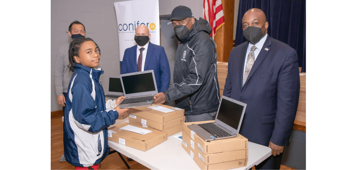 Estudiantes de la Villa de Hempstead reciben 380 laptops para continuar su educación online