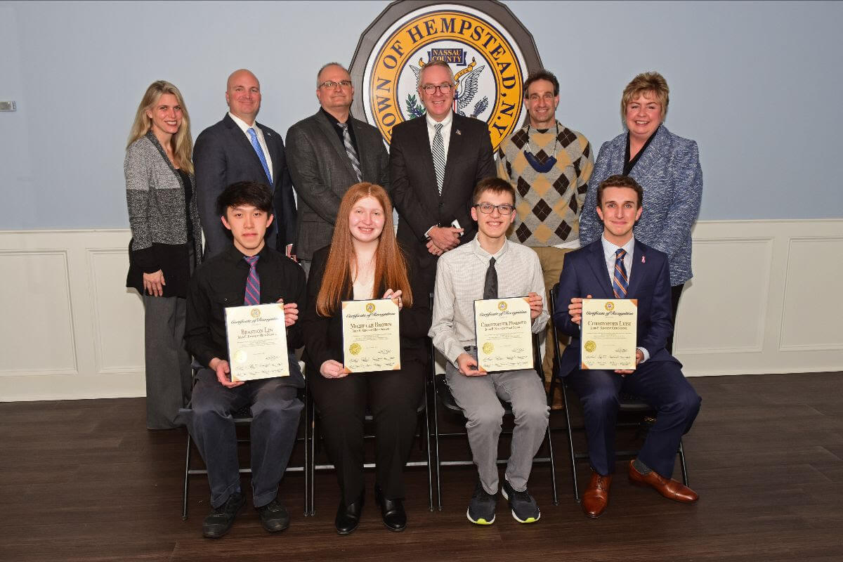 Honran a estudiantes del Town de Hempstead finalistas y becarios de Regeneron