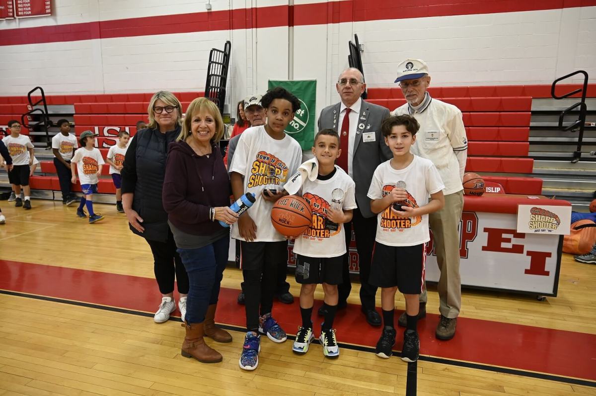 Exitoso regreso de competencia de baloncesto escolar en Town de Islip