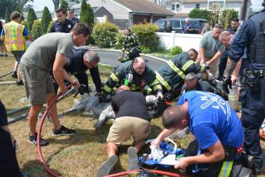 Joven mujer y tres perros rescatados de incendio en vivienda de Suffolk