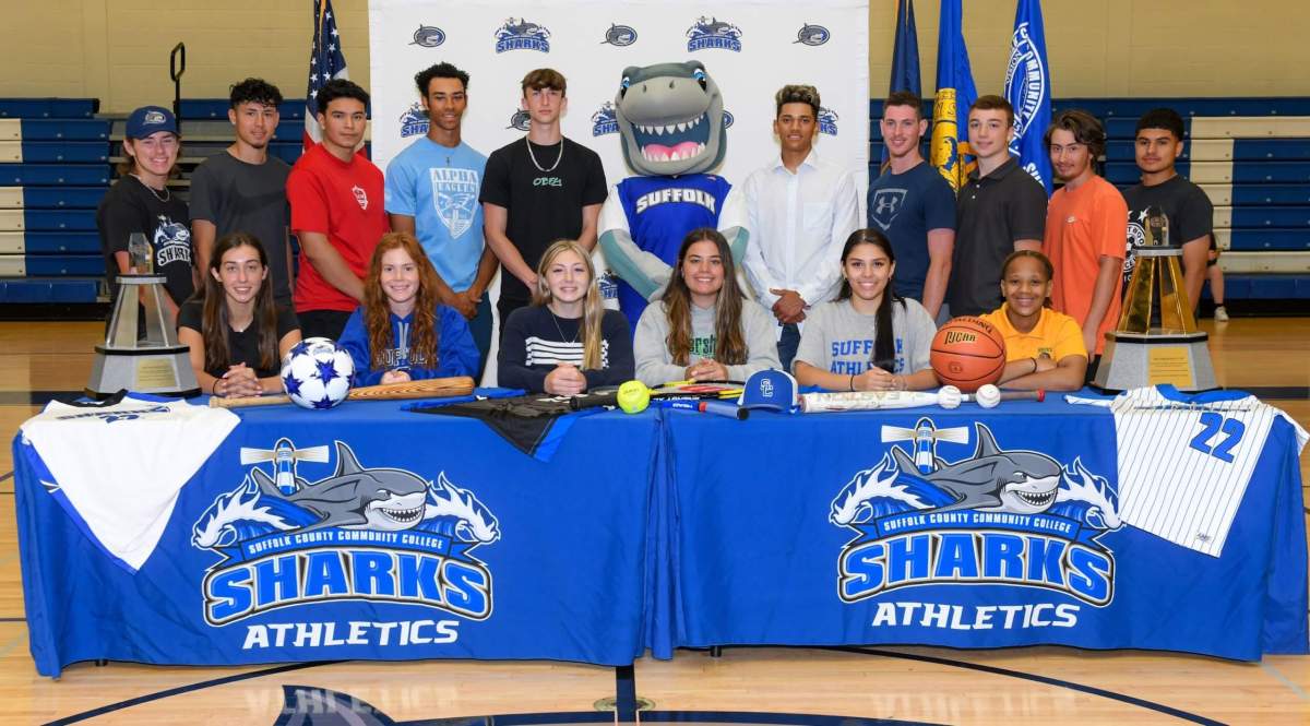 Estudiantes graduados se unen a Suffolk Sharks Athletics