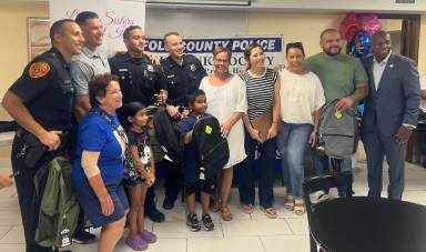 Distribuyen 200 mochilas a niños de Suffolk para su regreso a clases