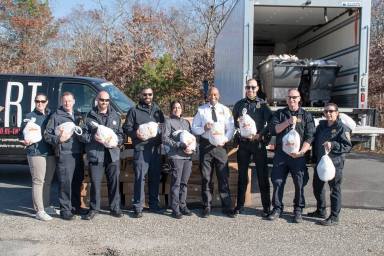 Más de 450 comidas de 'Thanksgiving' donados a familias necesitadas en Suffolk