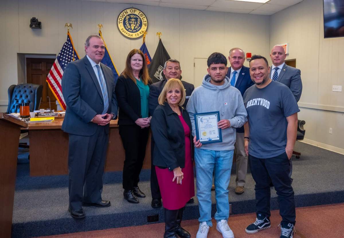 Town de Islip reconoce a activista estudiante de Brentwood High School