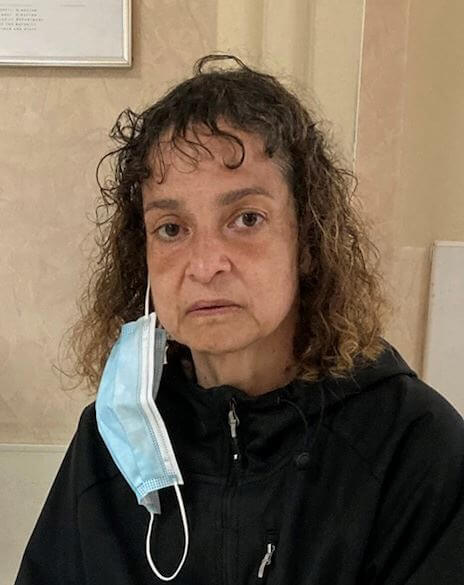 Se busca a familia de mujer hispana encontrada en Lawrence