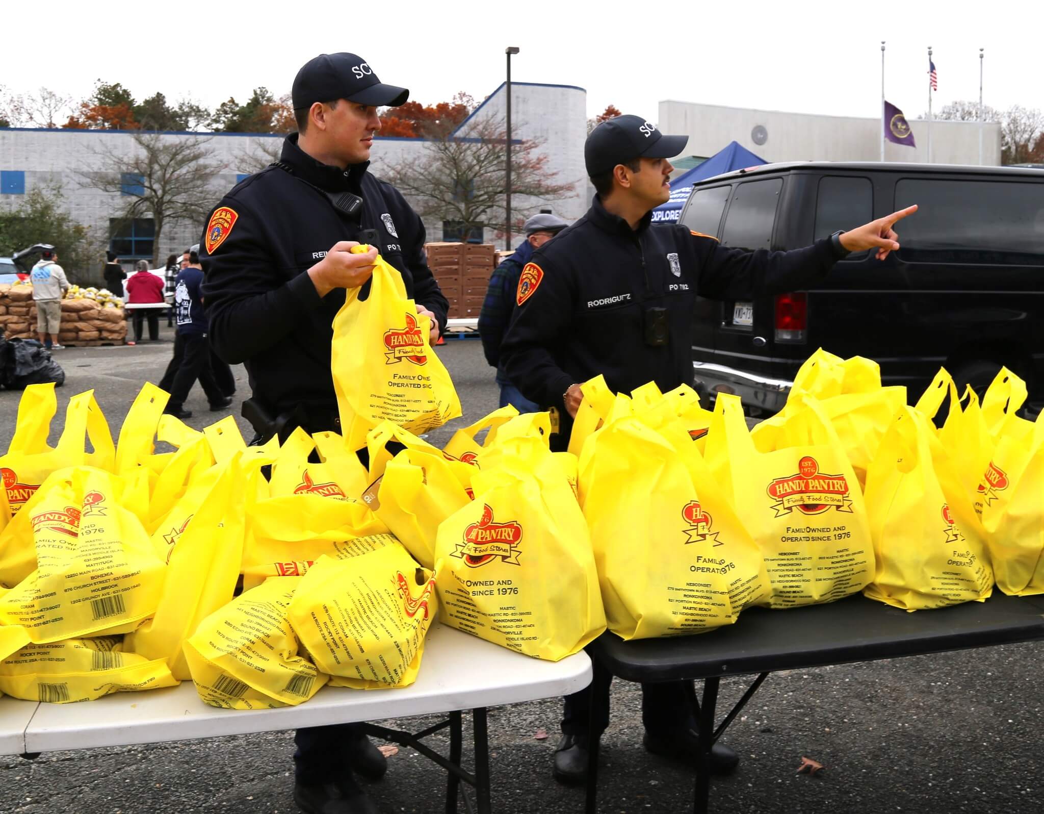 Sheriff Toulon y policías de Suffolk regalan 400 comidas y pavos de Acción de Gracias