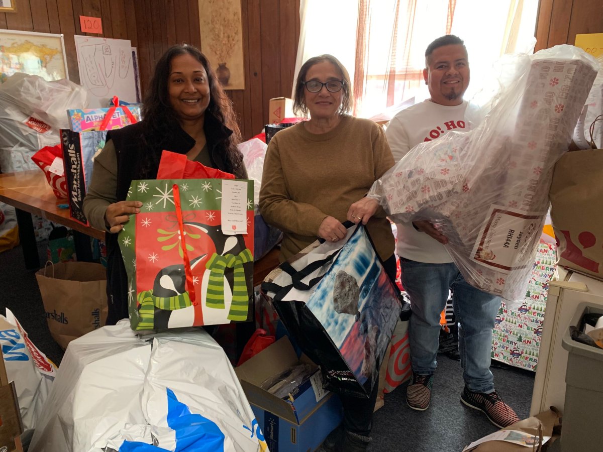 Empleados de PSEG Long Island ayudan a hacer realidad los deseos navideños de los niños