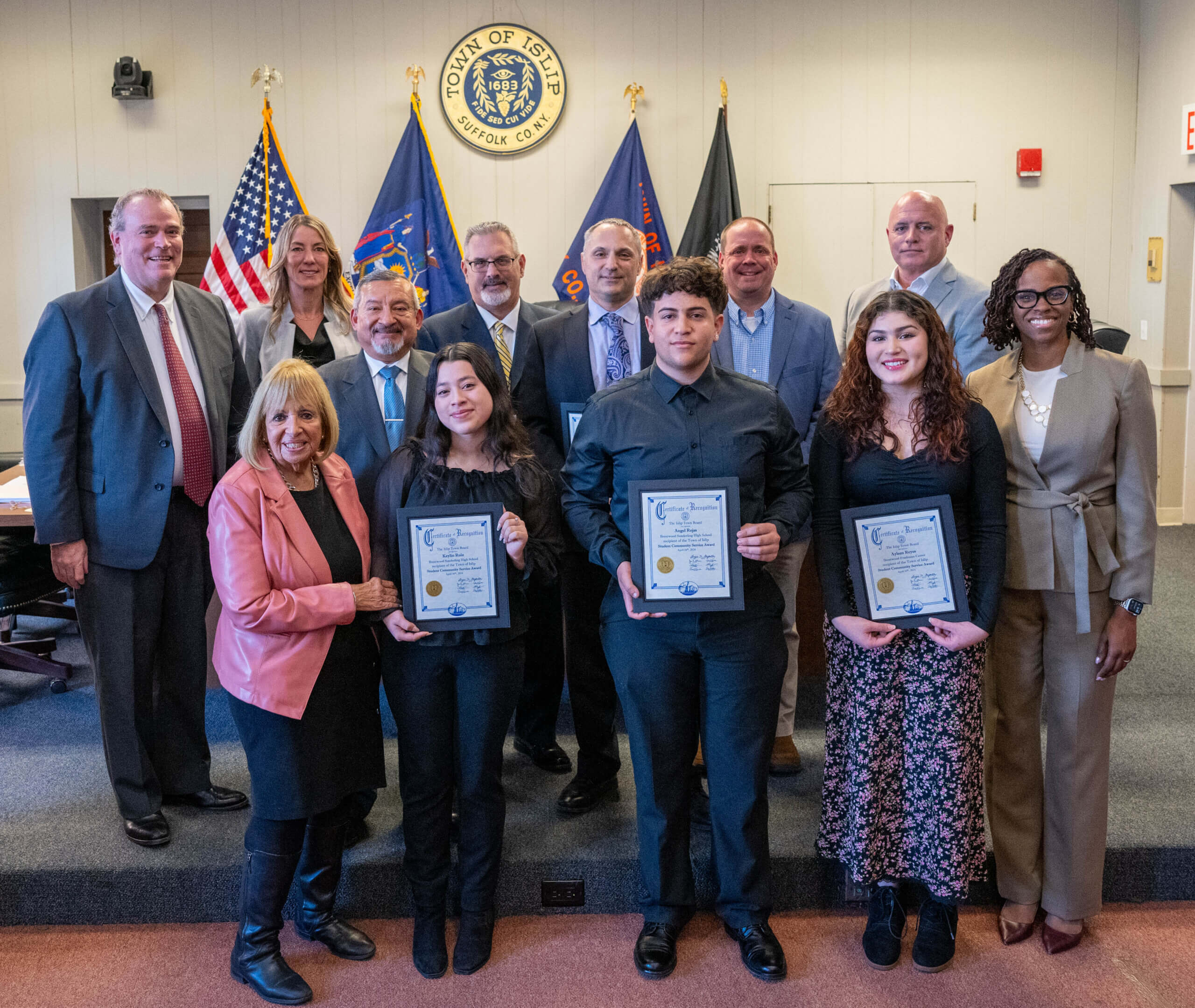 Estudiantes del Town de Islip premiados por su servicio comunitario