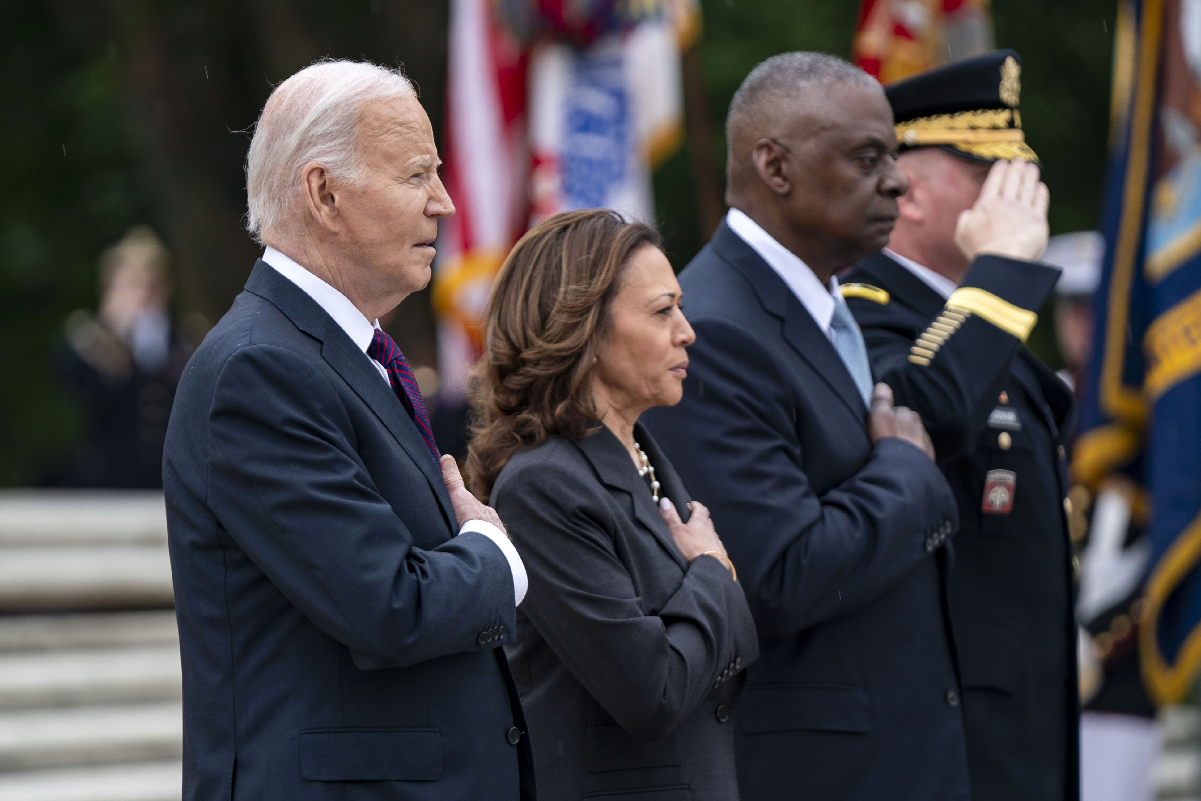Biden rinde homenaje a las tropas mientras Trump critica a jueces en Memorial Day