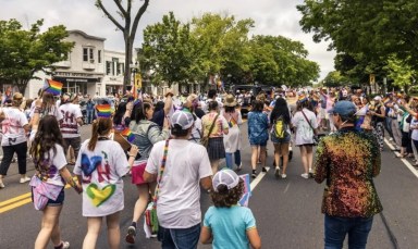 Celebran Tercer Desfile Anual del Orgullo Gay en los Hampton