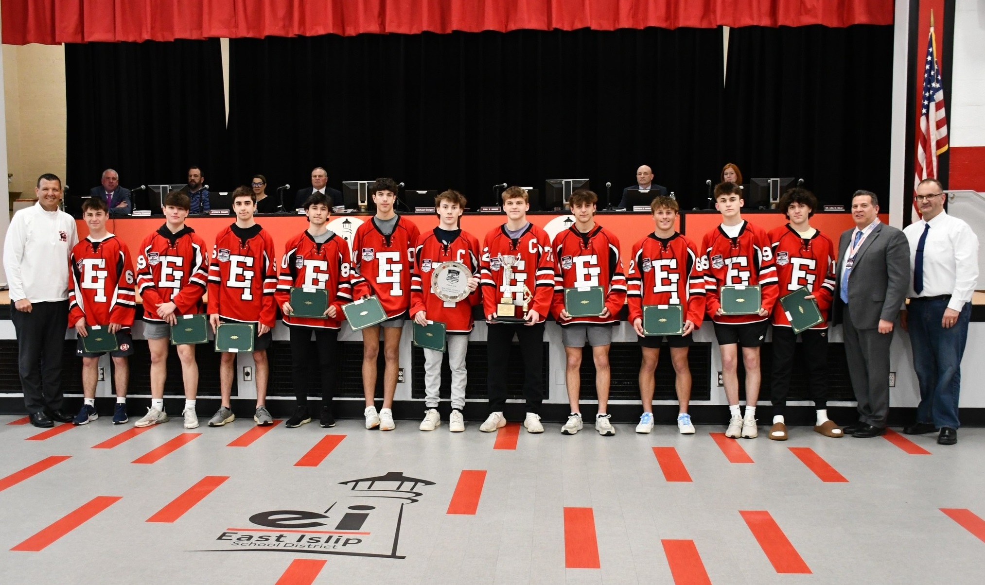 East Islip Chiefs campeón estatal de hockey brilla en torneo escolar nacional