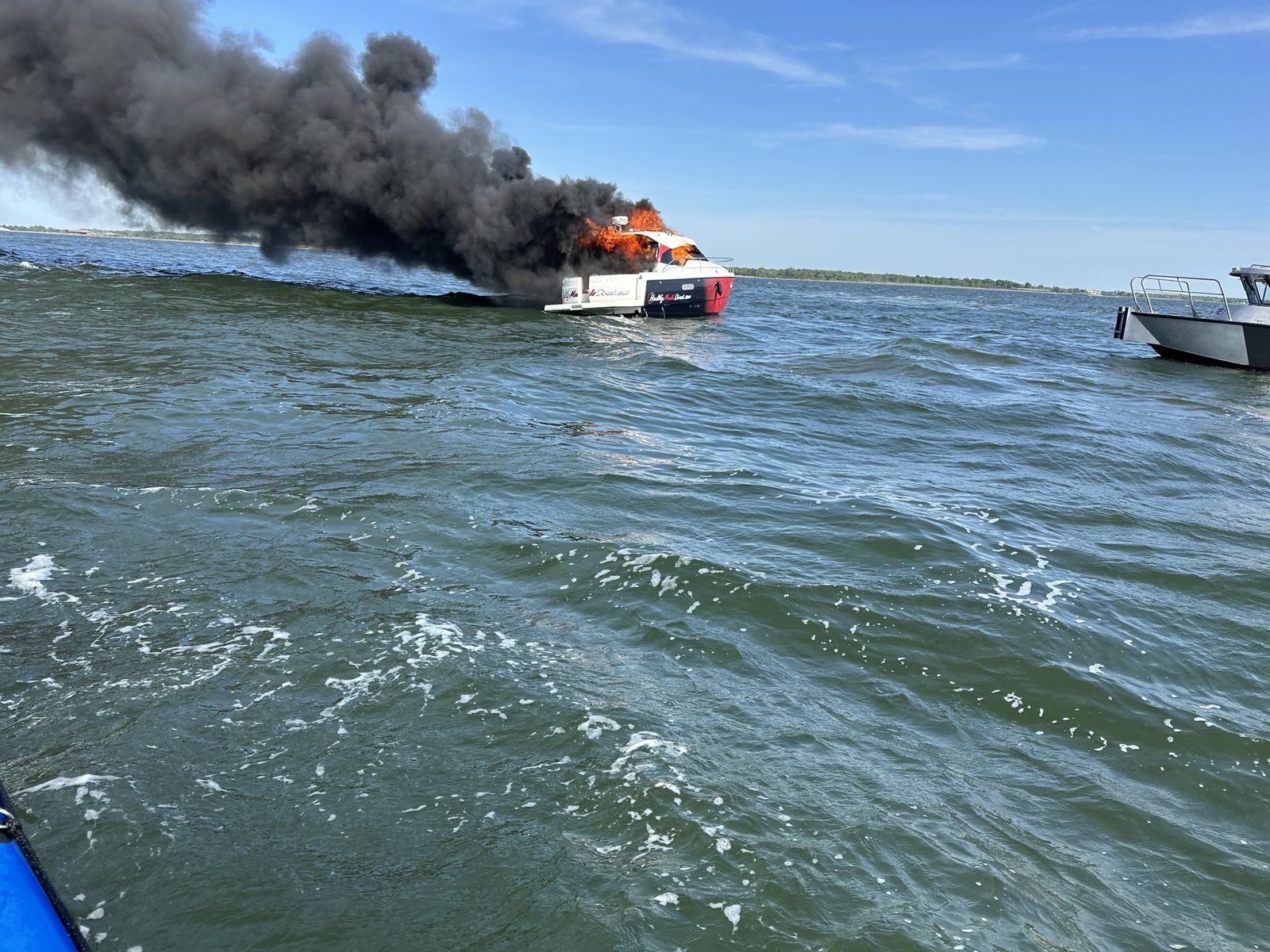 Policía de Suffolk rescata a 3 personas de barco incendiado