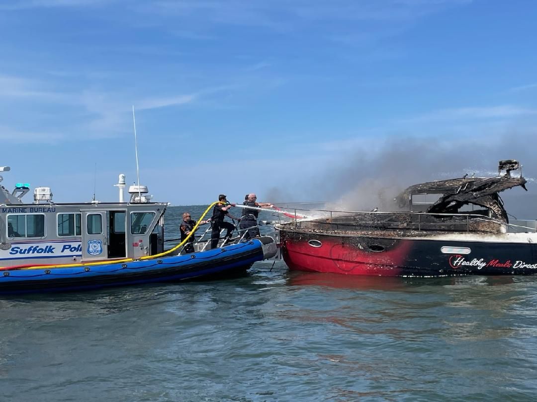 Policía de Suffolk rescata a 3 personas de barco incendiado
