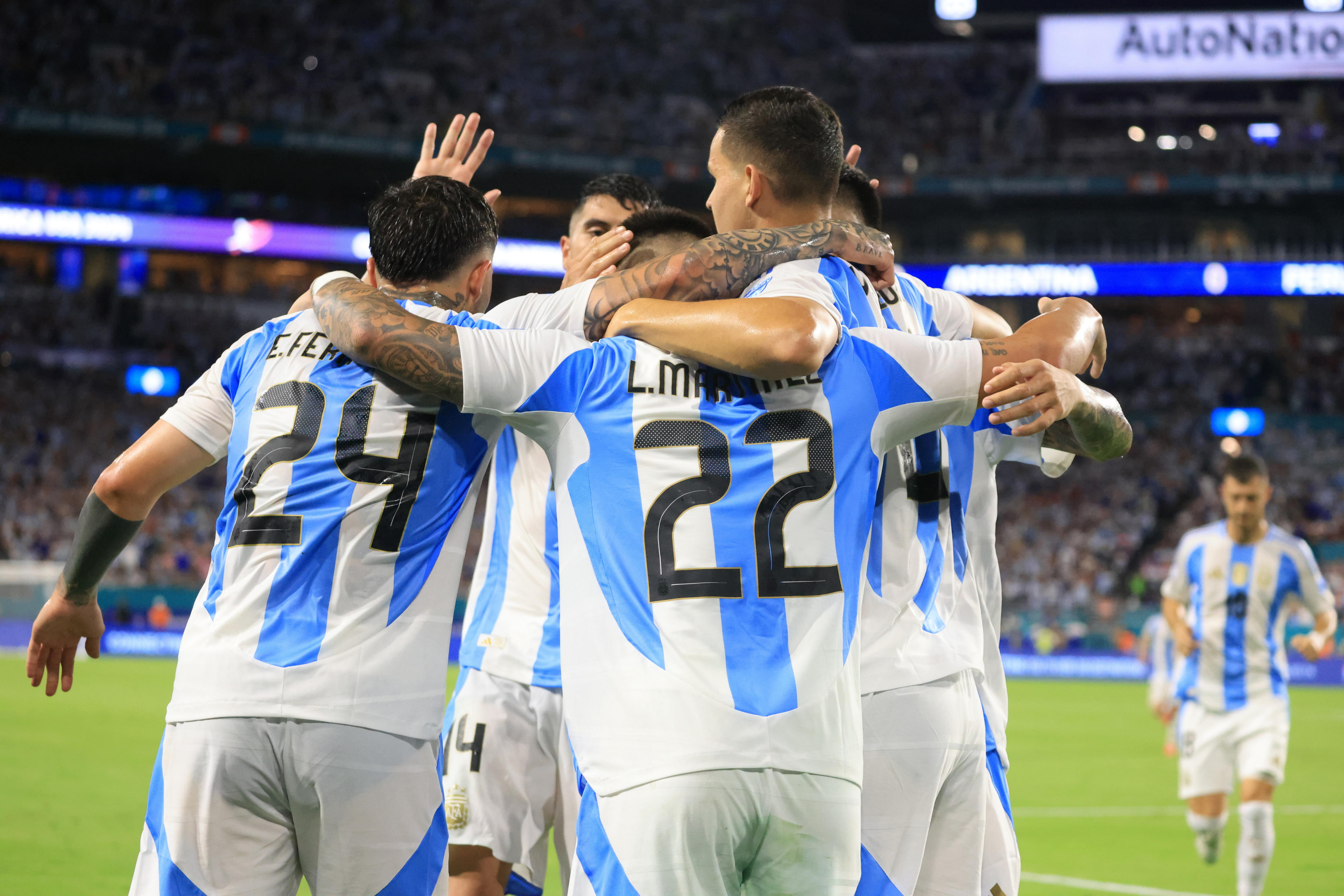 Líder Argentina, sin Messi, elimina a Perú con doblete de Lautaro