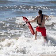 Rescatan a decenas de bañistas en Fire Island National Seashore