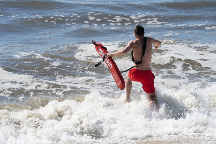 Rescatan a decenas de bañistas en Fire Island National Seashore