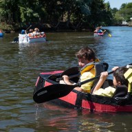 VíveloLI : Carrera de Botes de Cartón en río Peconic
