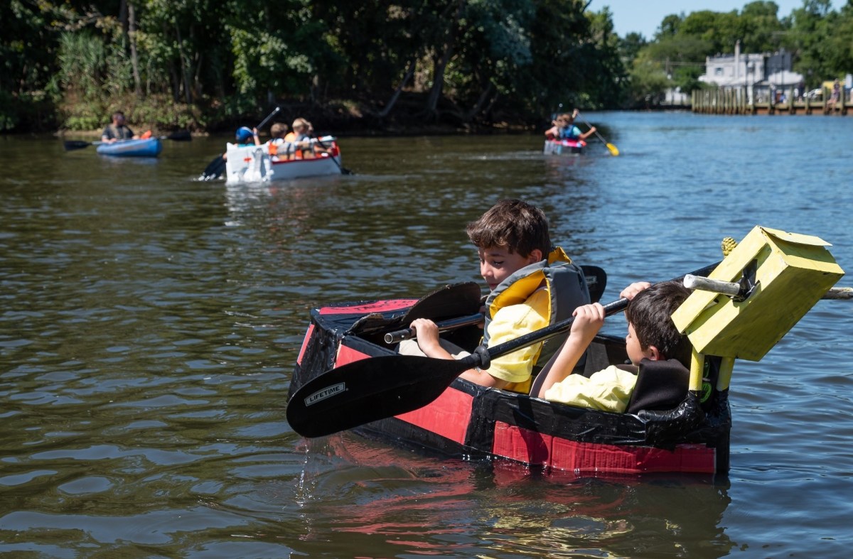 VíveloLI : Carrera de Botes de Cartón en río Peconic