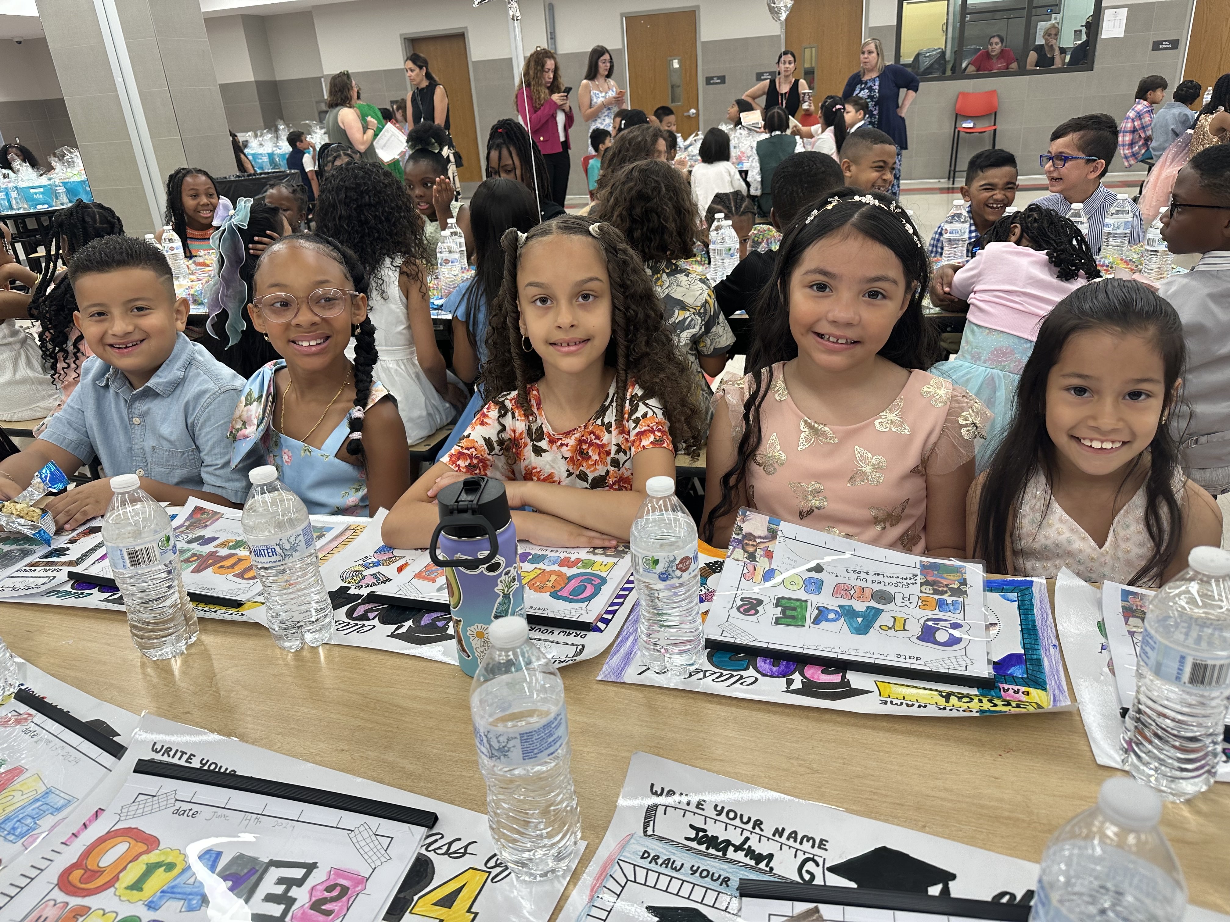 Estudiantes de primaria de Amityville celebran su ascenso escolar