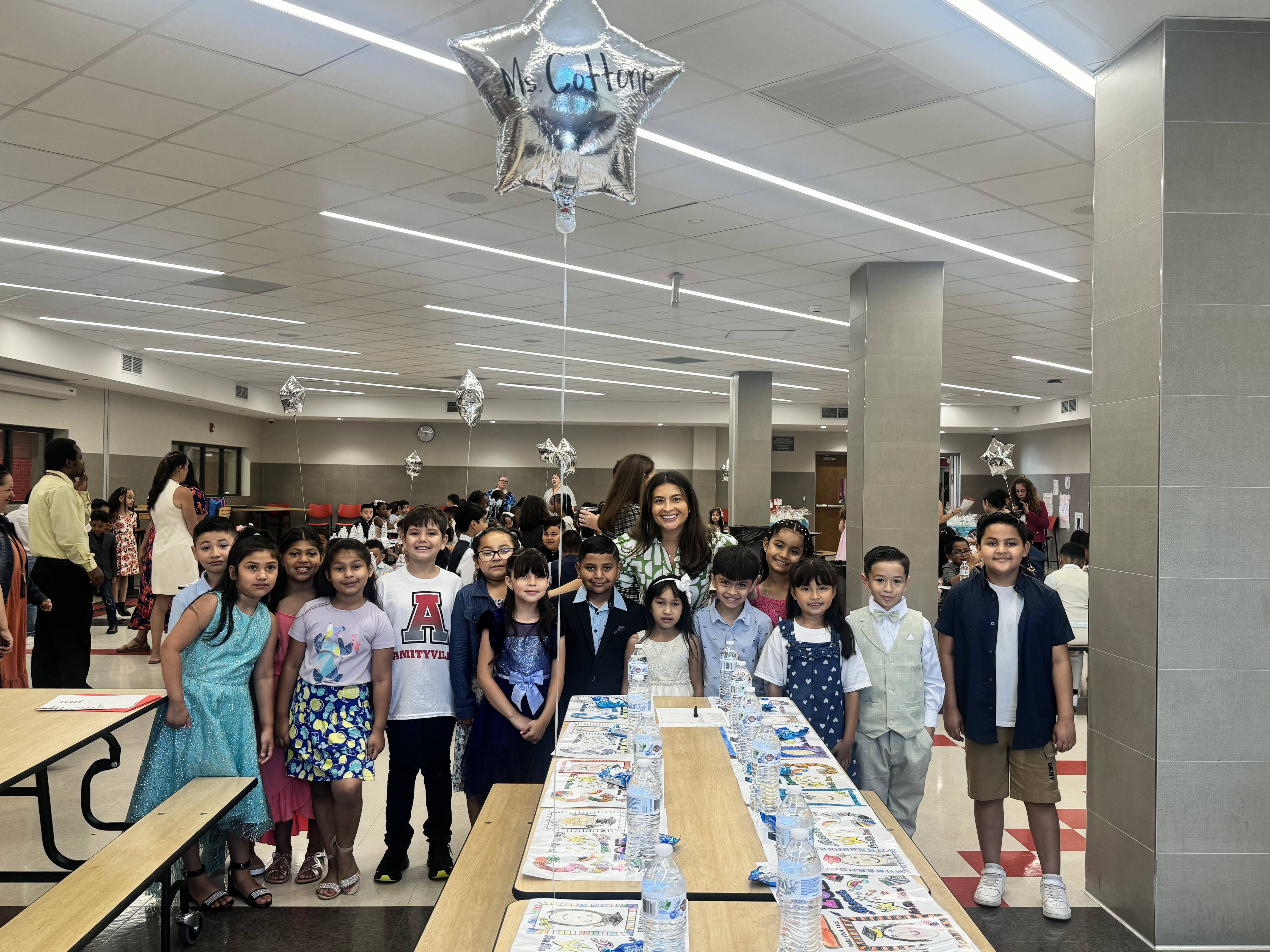 Estudiantes de primaria de Amityville celebran su ascenso escolar