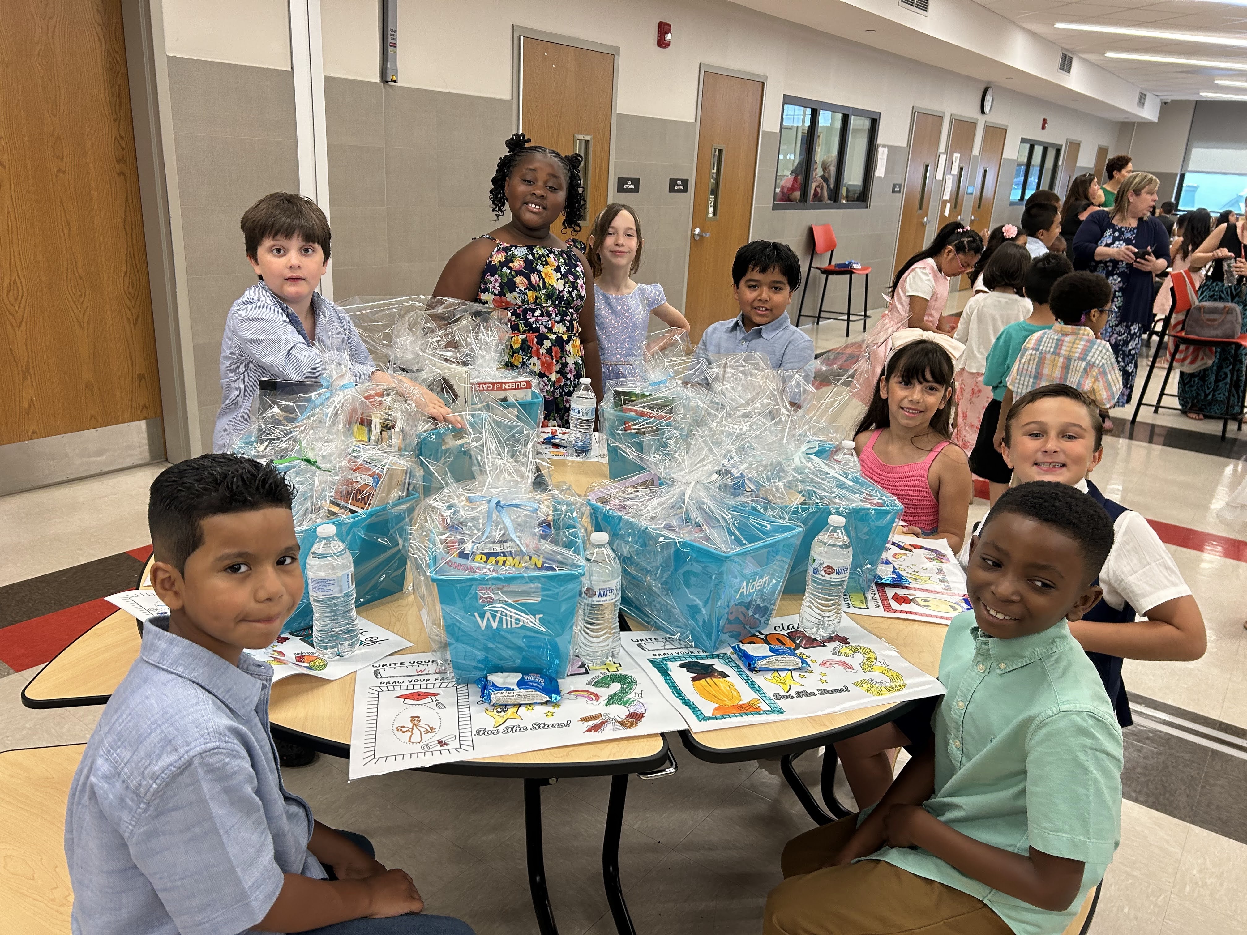 Estudiantes de primaria de Amityville celebran su ascenso escolar