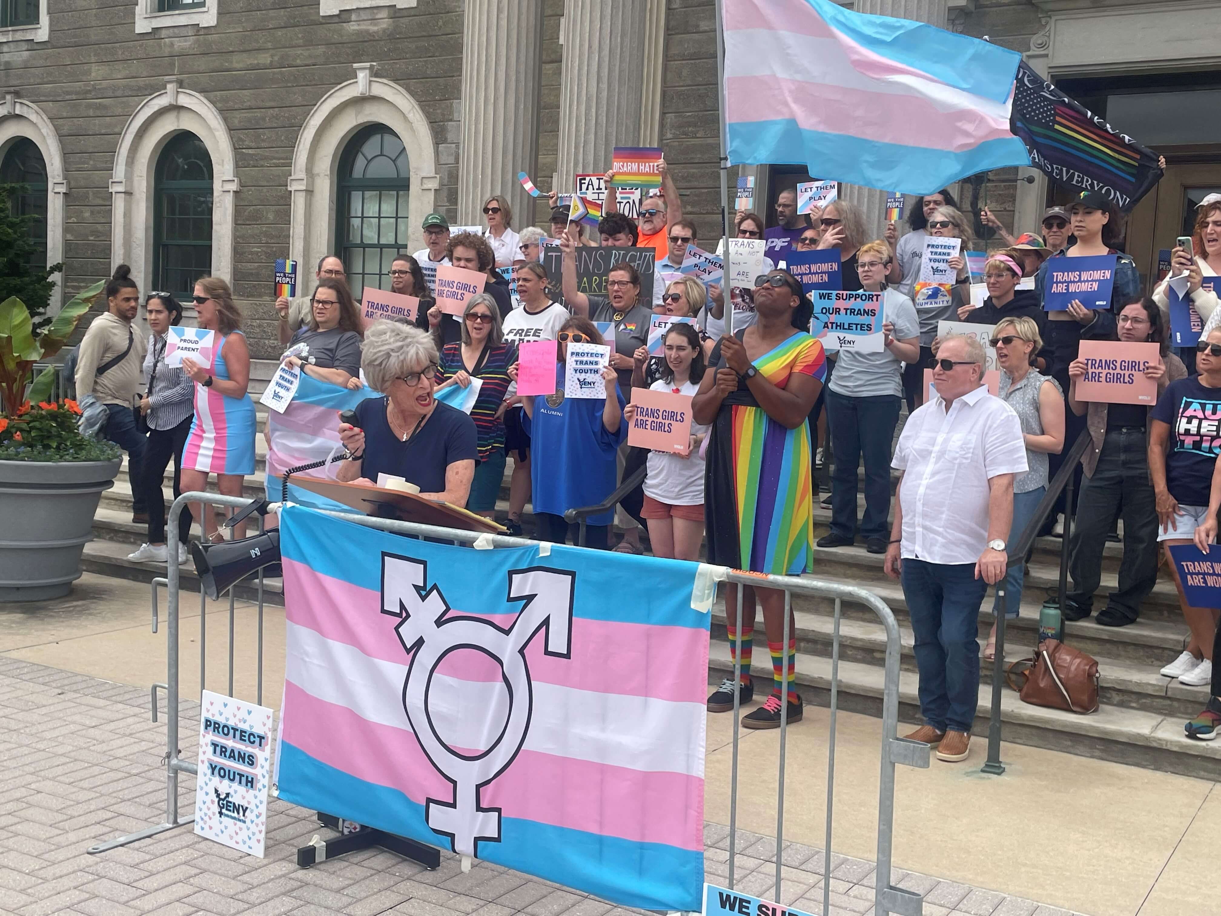Apoyan a comunidad LGBTQ+ contra la prohibición de los deportes transgénero en Nassau