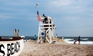 vigilancia de tiburones, seguridad en la playa, gobernadora Kathy Hochul, playas de Long Island, drones en la playa