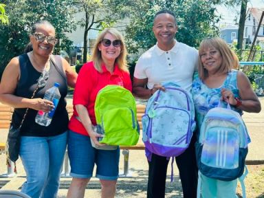 Activan la temporada de regreso a clases entregando útiles escolares y mochilas