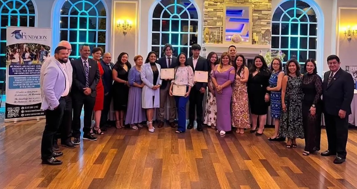 Estudiantes graduados de secundaria reciben becas de la Fundación Hispanoamericana