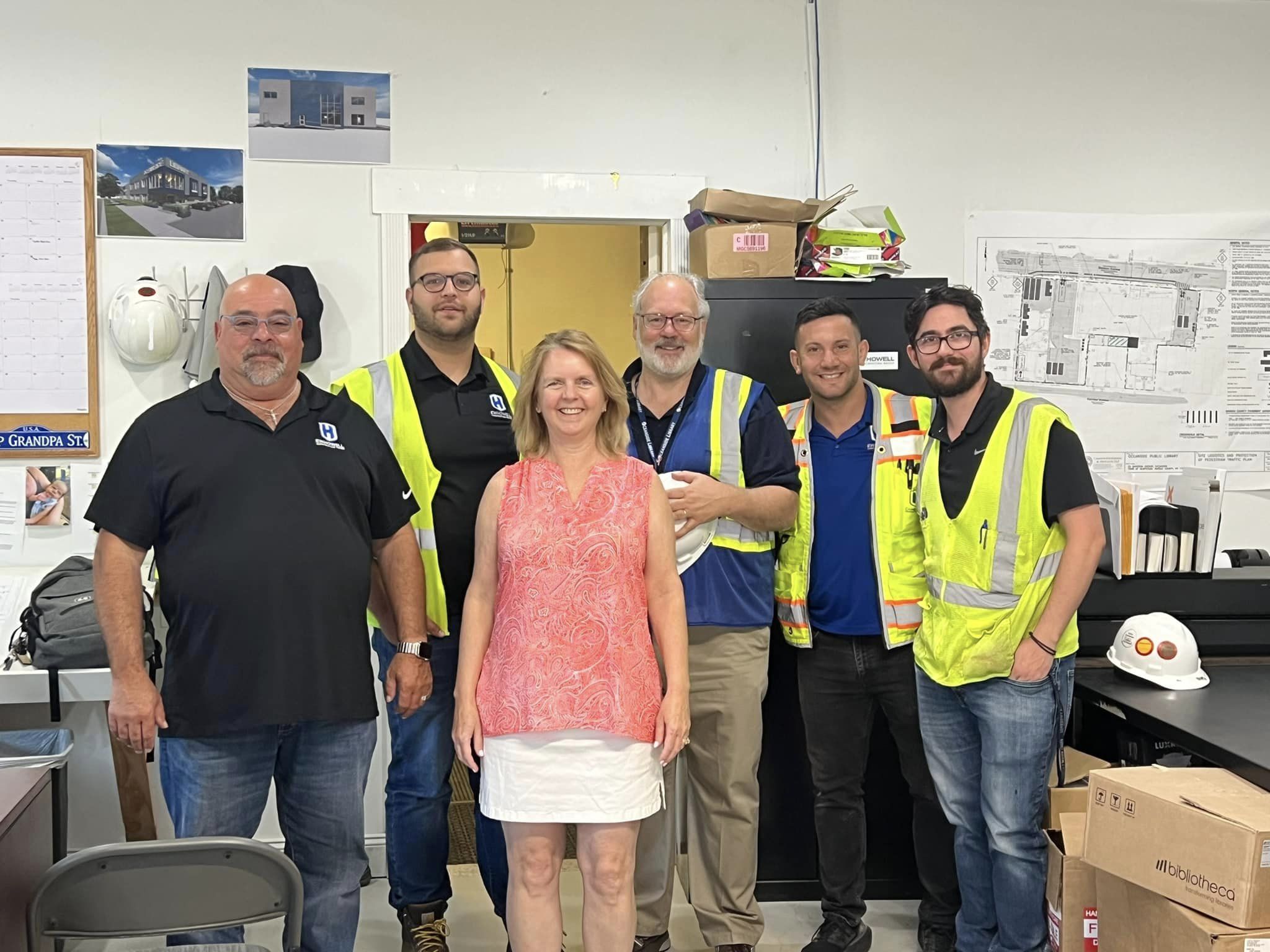 Legisladora Mulé visita las renovaciones de la biblioteca de Oceanside