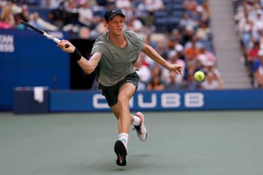 Sinner arranca con remontada en el US Open en Queens