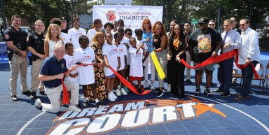 Presentan nueva cancha de baloncesto Dream Court en Elmont