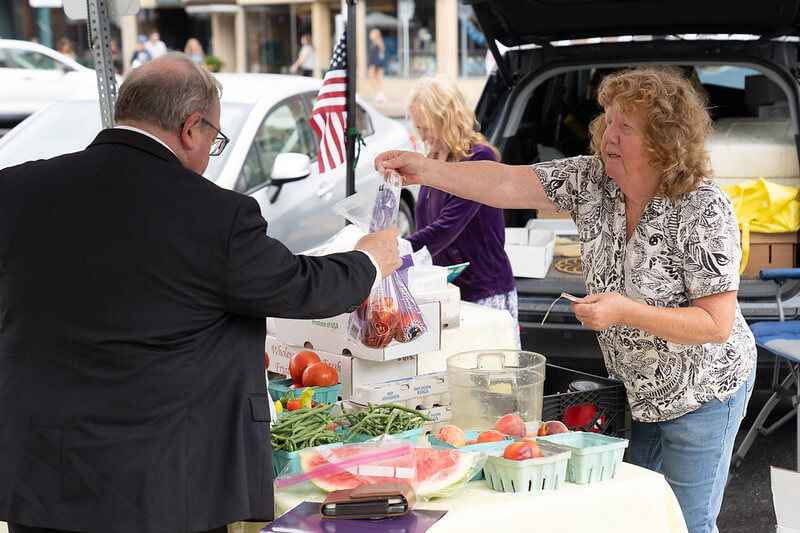 beneficios WIC duplicados, mercados de agricultores, alimentos frescos, Nueva York, Kathy Hochul, seguridad alimentaria, programa WIC, asistencia alimentaria, cupones WIC, salud infantil, agricultores locales, nutrición en Nueva York, FMNP, Semana Nacional de los Mercados de Agricultores.