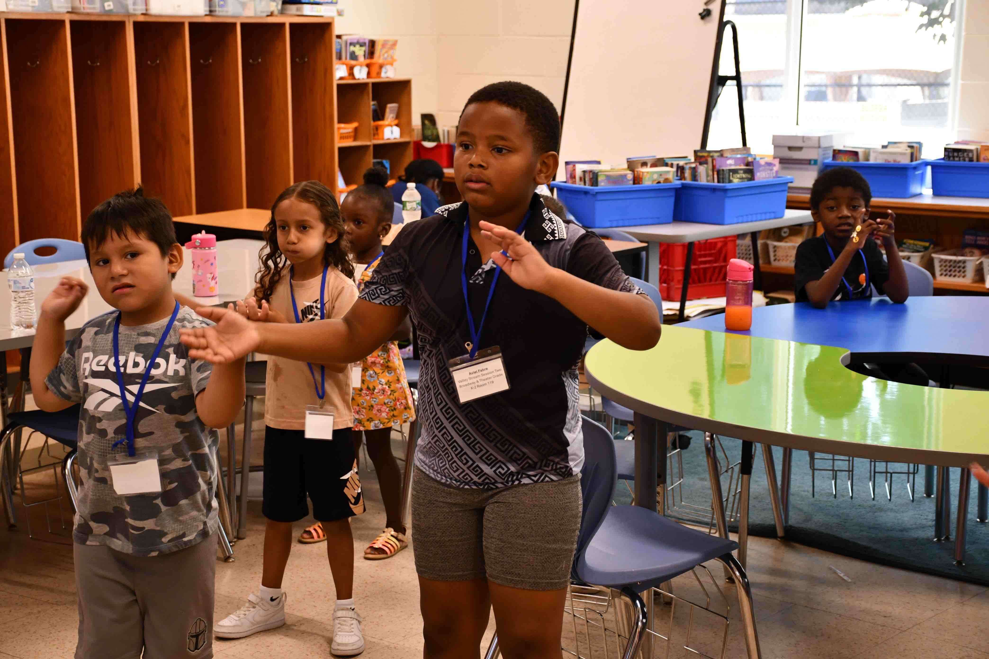 Estudiantes de Valley Stream aprenden en programa de enriquecimiento de verano